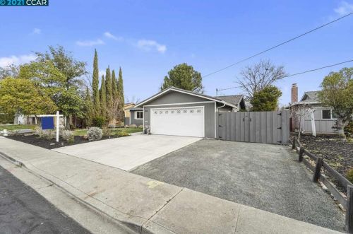 904 Holiday Ct, Concord, CA 94518-3423