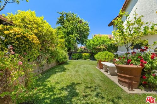 4135 Lost Springs Dr, Calabasas, CA 91301-5327