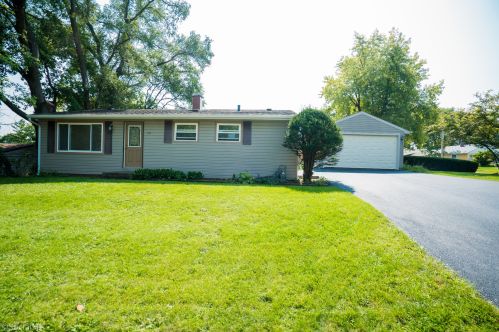 49 Golfview Ln, Carpentersville, IL 60110-2260