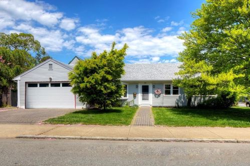 80 Connection St, Middletown, RI 02840-3955