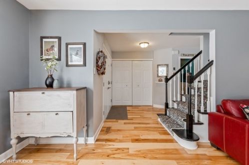1529 Fender Rd, Naperville, IL 60565-1631