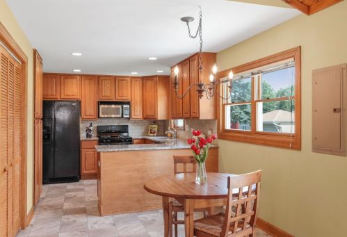 715 67 Pl, Willowbrook IL  60527-8502 exterior
