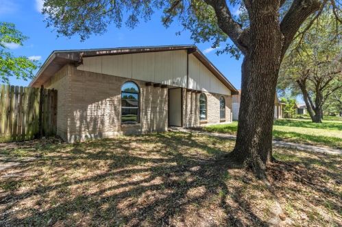 2821 Teakwood Dr, Garland TX  75044-5933 exterior