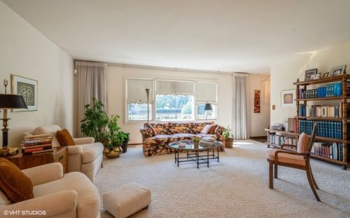 2618 Pratt Ave, Chicago, IL 60645-3722