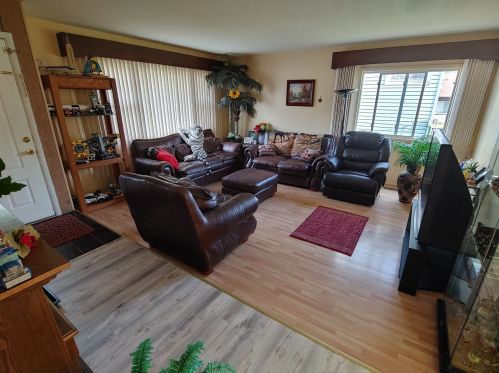 5760 Essex Ct, Hanover Park, IL 60133-5316