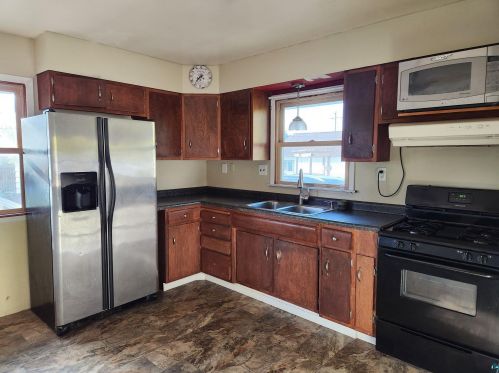63 Garden Dr, Silver Bay, MN 55614-1246