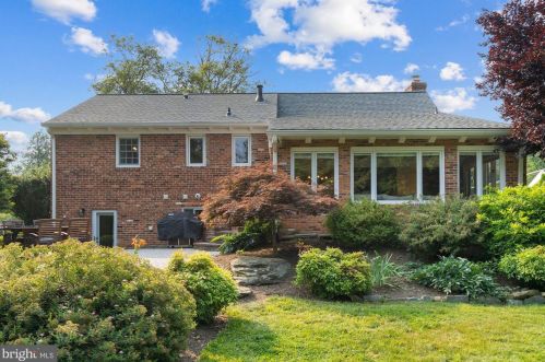 2212 Reddfield Dr, Falls Church, VA 22043-2724