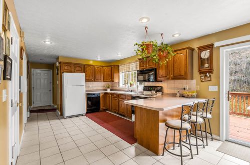 18 Wilson Rd, Londonderry, NH 03053-2207