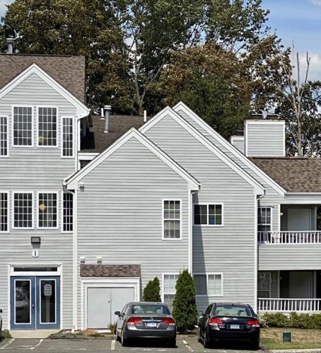 1 Forest Glen Cir, Middletown CT  06457-6602 exterior