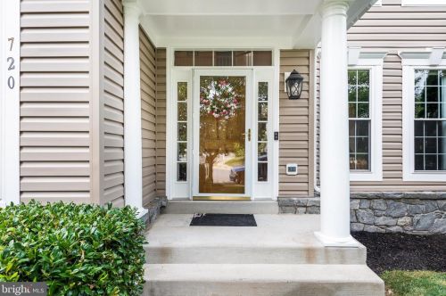 720 Sentinel Dr, Leesburg, VA 20176-3629