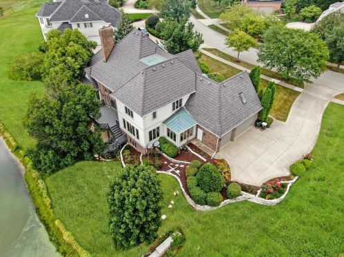 6972 Fieldstone Dr, Willowbrook IL  60527-6969 exterior