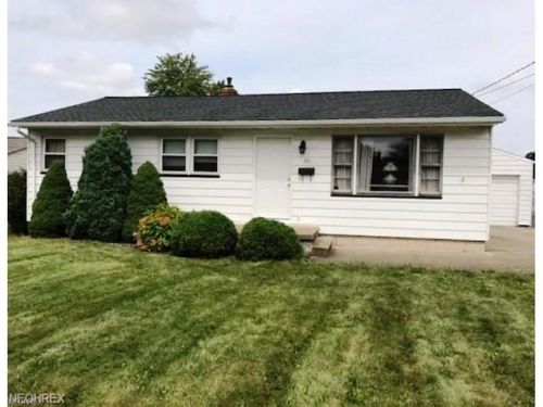 241 Manor Ave, Struthers, OH 44471-1546