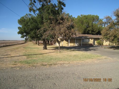 18480 Almond Dr, Los Banos, CA 93635-9544