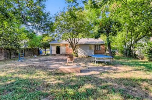 1301 Alegria Rd, Austin TX  78757-3217 exterior