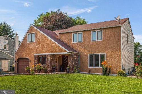 271 Chapel Dr, Southampton, PA 18966-1664