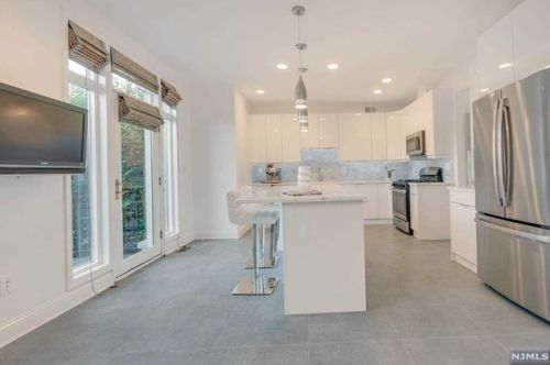 109 Hudson Cv, Edgewater, NJ 07020-1478
