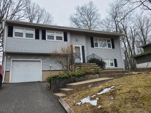 221 Chincopee Ave, Hopatcong, NJ 07843-1637