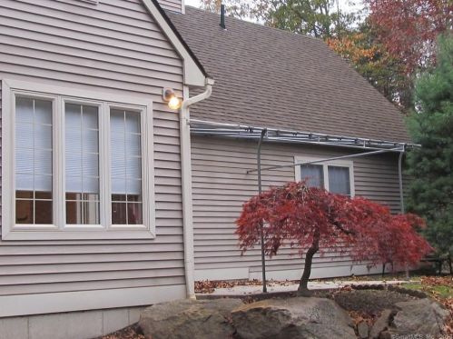3 Cherry Blossom Ln, Niantic, CT 06357-1941