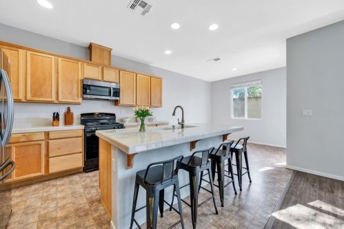 413 Comstock Way, Vacaville CA  95688-3128 exterior