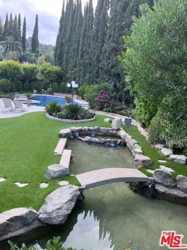 16230 Meadowcrest Rd, Van Nuys, CA 91403-4721
