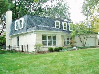 121 Shelley Ln, Wheaton, IL 60189-7423