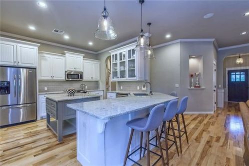 717 Blue Oak Way, Edmond, OK 73034-0810