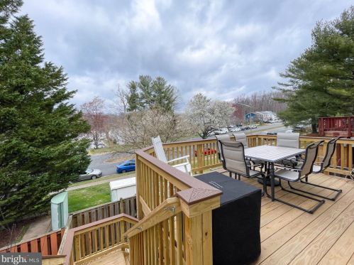 8816 Ridge Hollow Ct, Springfield VA  22152-1424 exterior