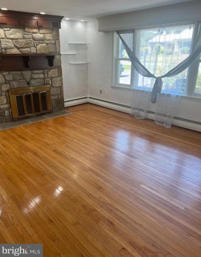 2106 Lyndell Dr, Lancaster PA  17601-5728 exterior