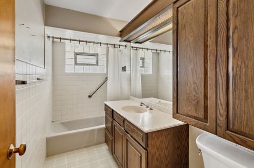 6806 Quincy St, Willowbrook IL  60527-5363 exterior