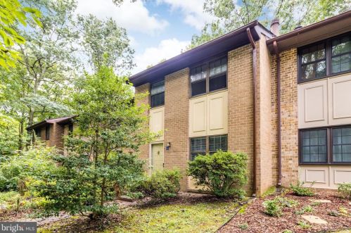 2053 Headlands Cir, Herndon, VA 20191-3642