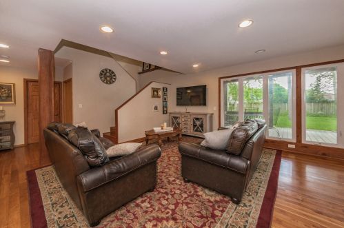 1347 London Ln, Glenview, IL 60025-2235