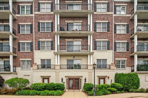 412 Mcdaniels Cir, Willowbrook, IL 60514-2100