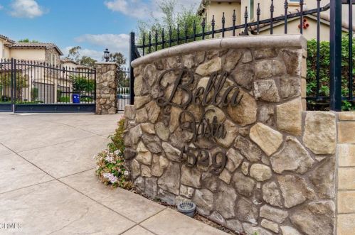 1529 Patricia Ave, Simi Valley CA 93065-3402 exterior