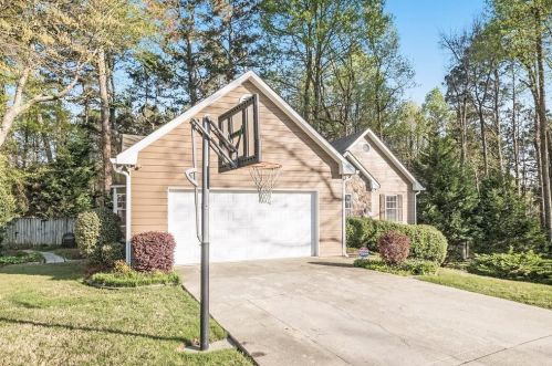 3800 Cool Springs Pt, Loganville, GA 30052-5444