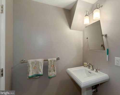 841 Cedar Ave, Tavistock NJ 08033-1011 exterior