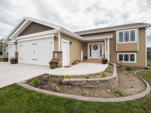 5501 Superior Dr, Bismarck, ND 58503-6142