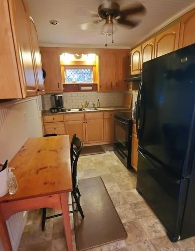 93 Lakeview Dr, Colchester, CT 06415-2333