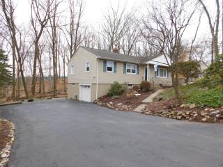 68 Scenic Dr, Parsippany, NJ 07834-3323