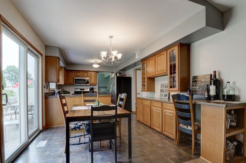 649 Sunrise Ct, Carol Stream IL  60188-1683 exterior