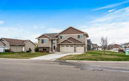 1727 Hidden Trl, Mayer, MN 55360-4543