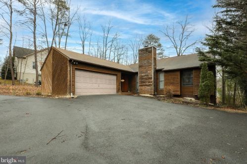 137 Lake Holiday Rd, Cross Junction, VA 22625-2410