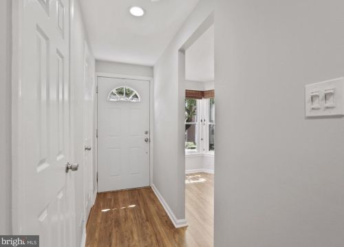 2120 Whisperwood Glen Ln, Herndon VA  20191-4142 exterior