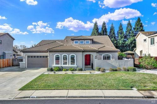 1024 Crystal Springs Dr, Vacaville, CA 95688-8745