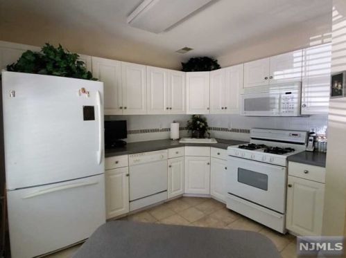 2105 Henry Ct, Mahwah, NJ 07430-3805