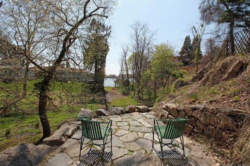 90 Oneida Dr, Greenwich CT  06830-7131 exterior