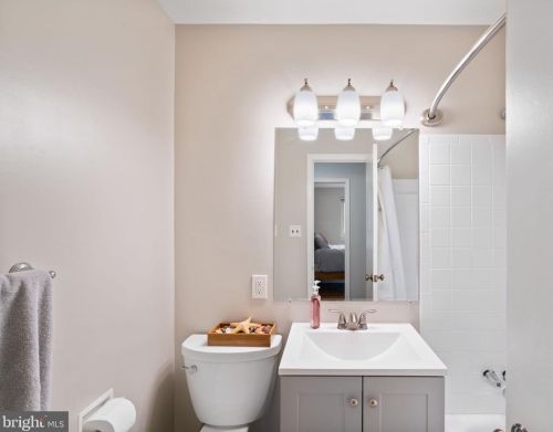 8811 Kenilworth Dr, Springfield VA  22151-1103 exterior