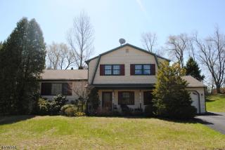 32 Powderhorn Dr, Delaware Park, NJ 08865-2229