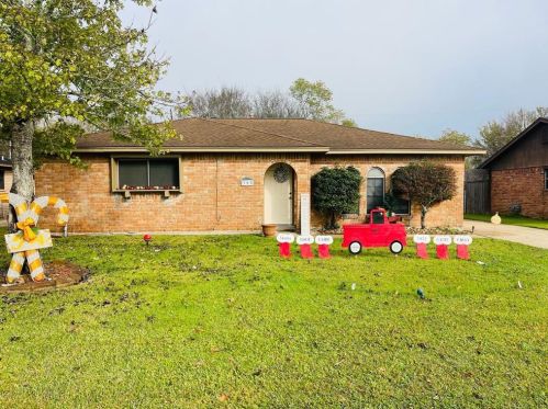 305 Bastrop St, Angleton TX  77515-4148 exterior