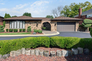 1614 Coachmans Rd, Oak Brook, IL 60561-5377