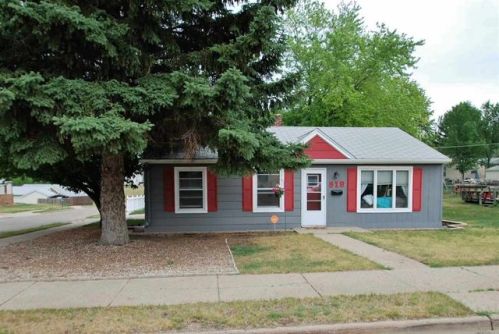 819 Park St, Minot, ND 58701-4567